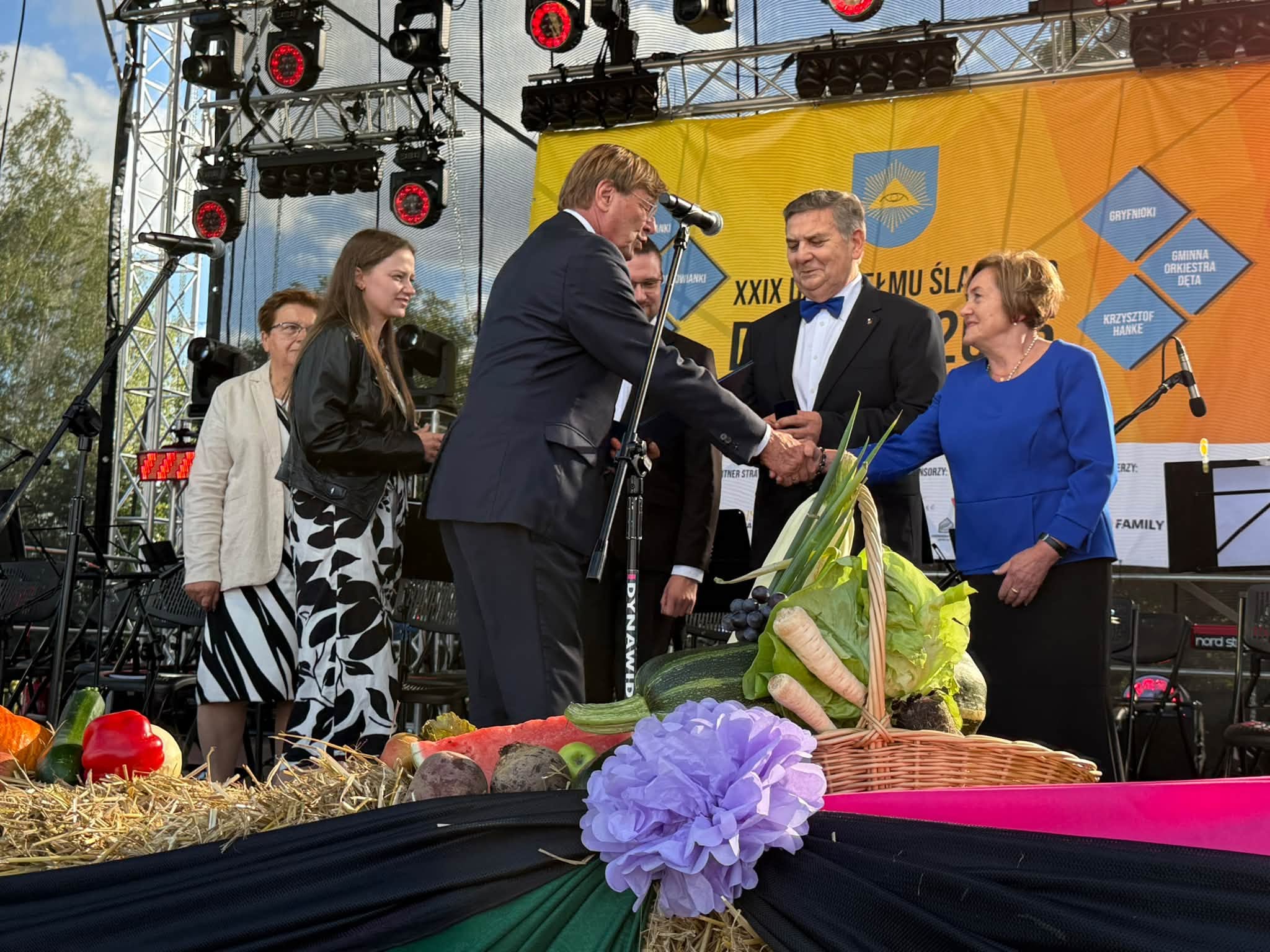 Osoby gratulujące na scenie