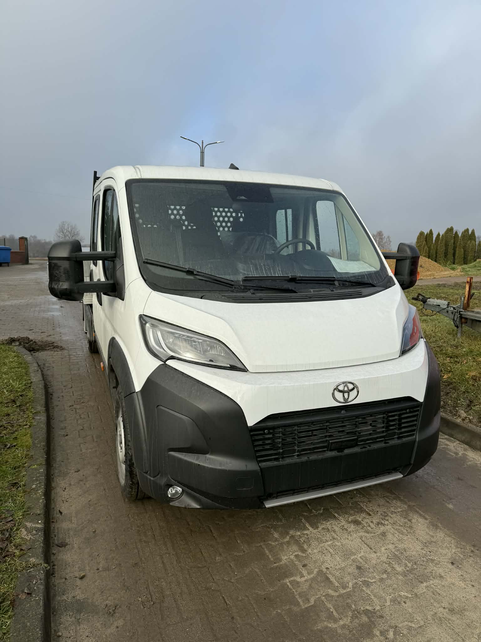 Samochód dostawczy z paką i plandeką- widok z przodu