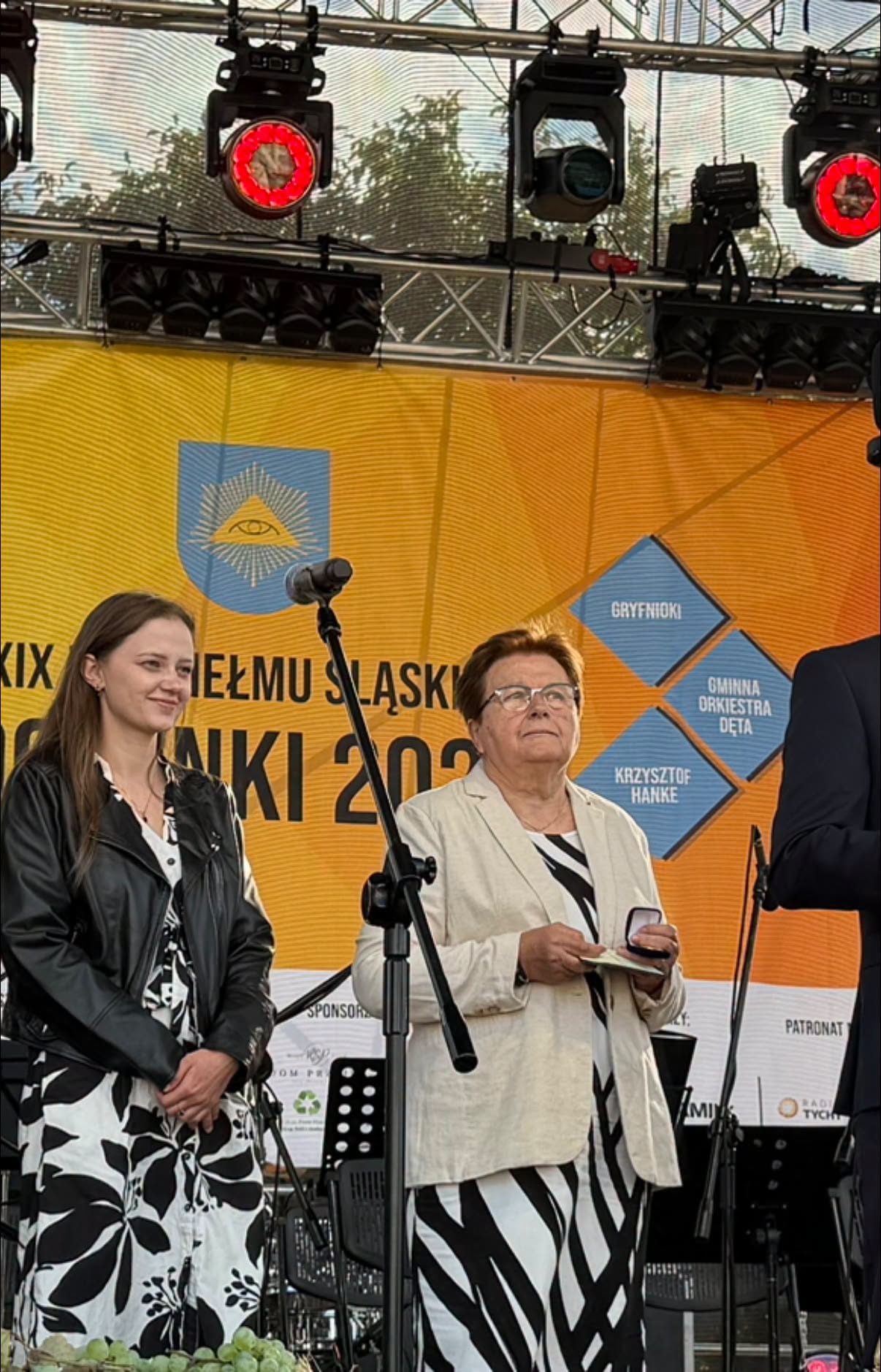 Dwie kobiety na scenie plenerowej 