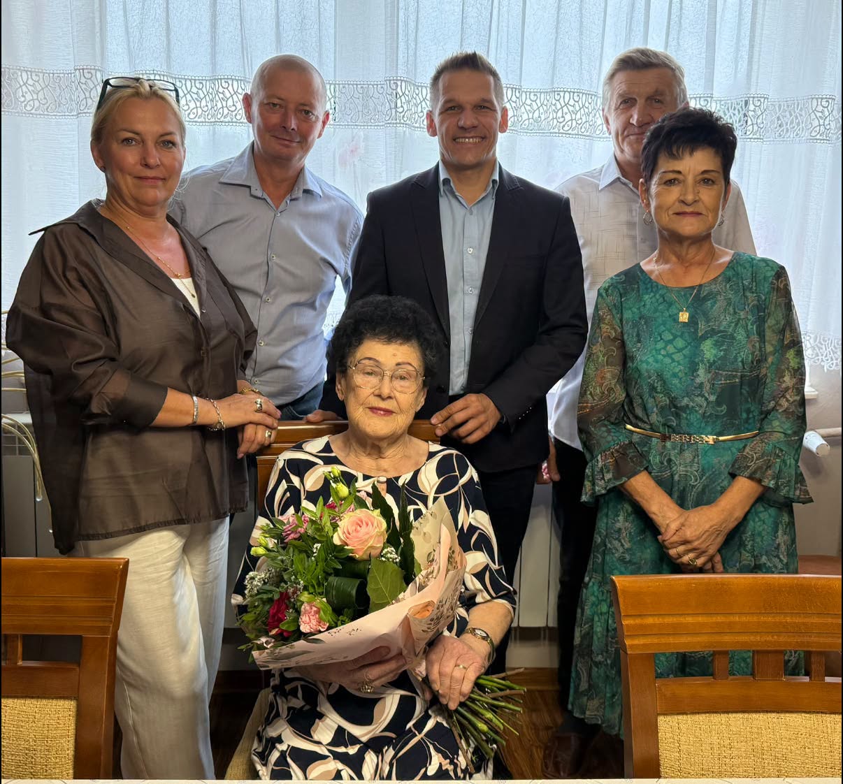 Pięć osób pozujących do zdjęcia