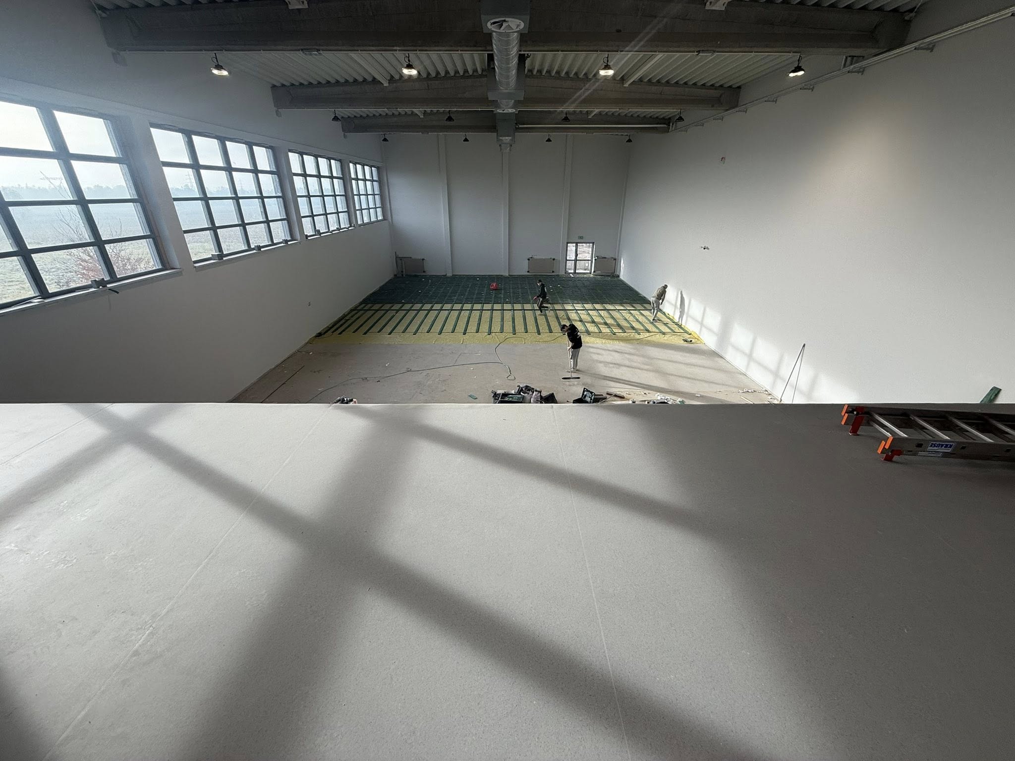 Wnętrze sali gimnastycznej w trakcie robót 