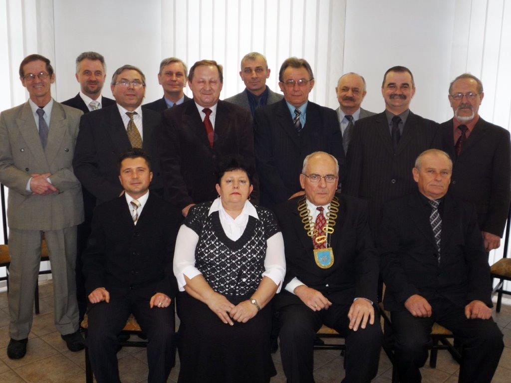 Osoby pozujące do zdjęcia. Część osób siedzi, inni stoją.