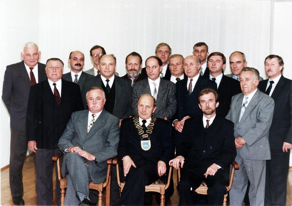 Osoby pozujące do zdjęcia. Część osób siedzi, inni stoją.