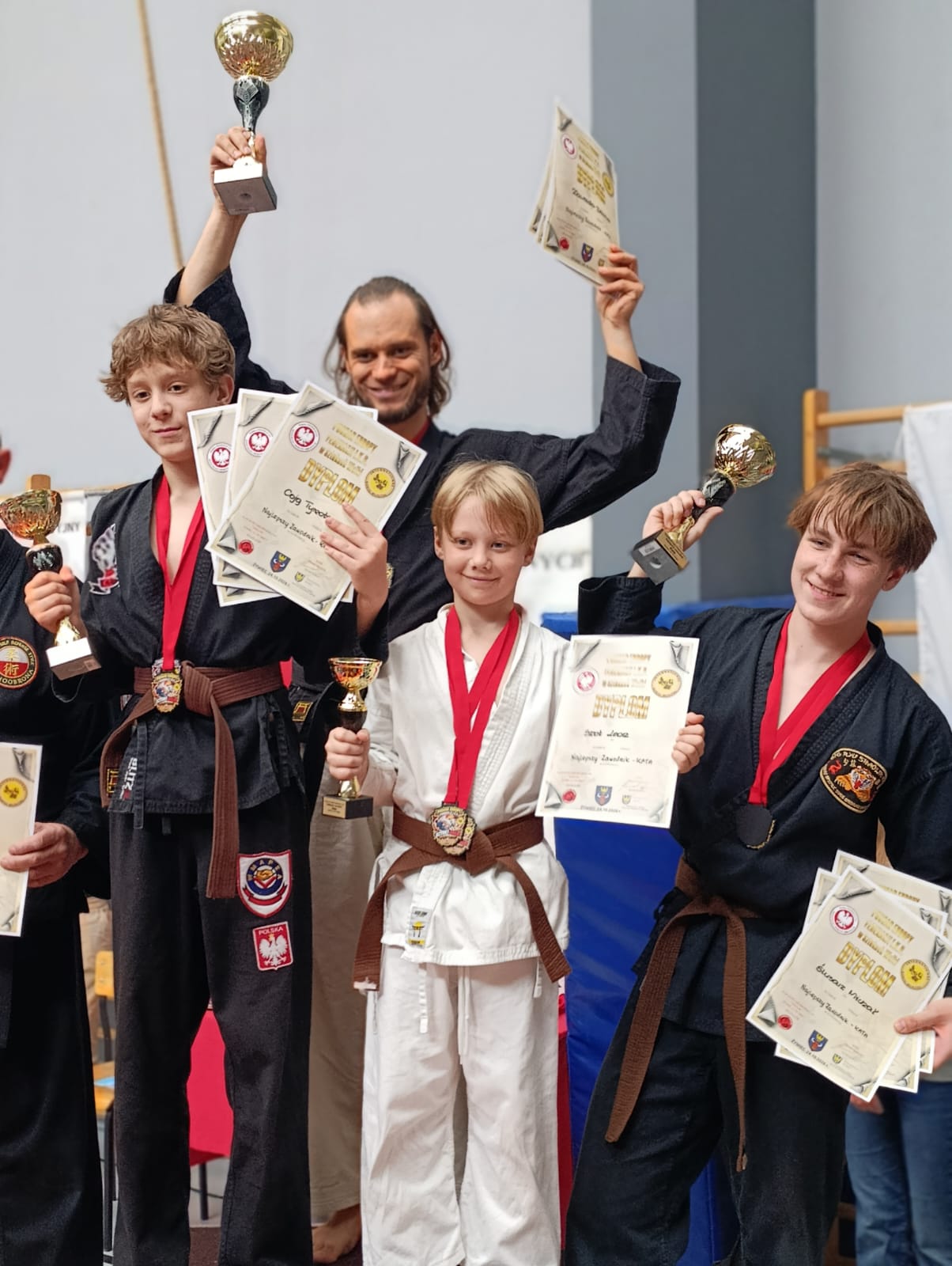 Zawodnicy z medalami, pucharami i dyplomami 