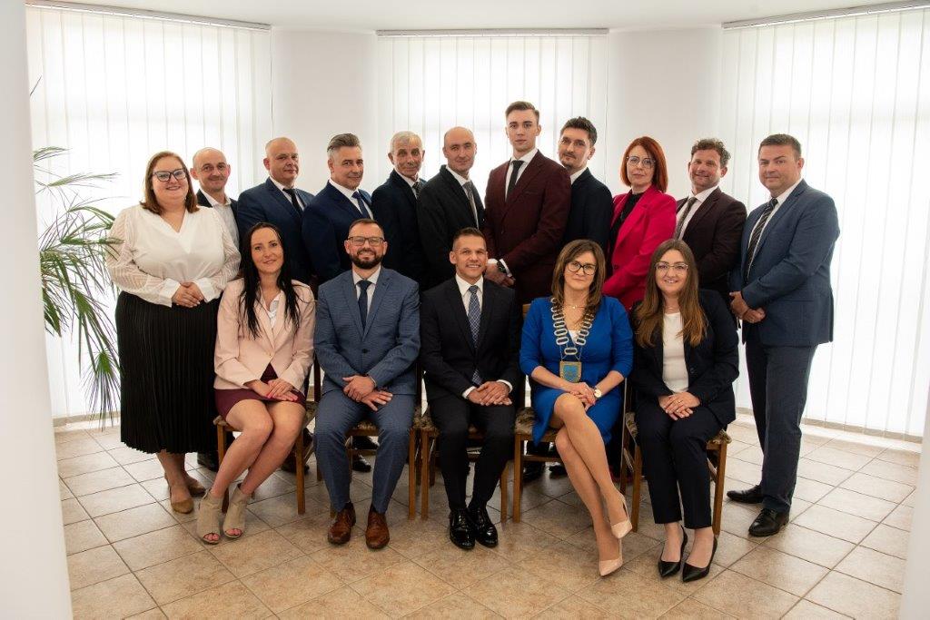 Osoby pozujące do zdjęcia. Część osób siedzi, inni stoją.