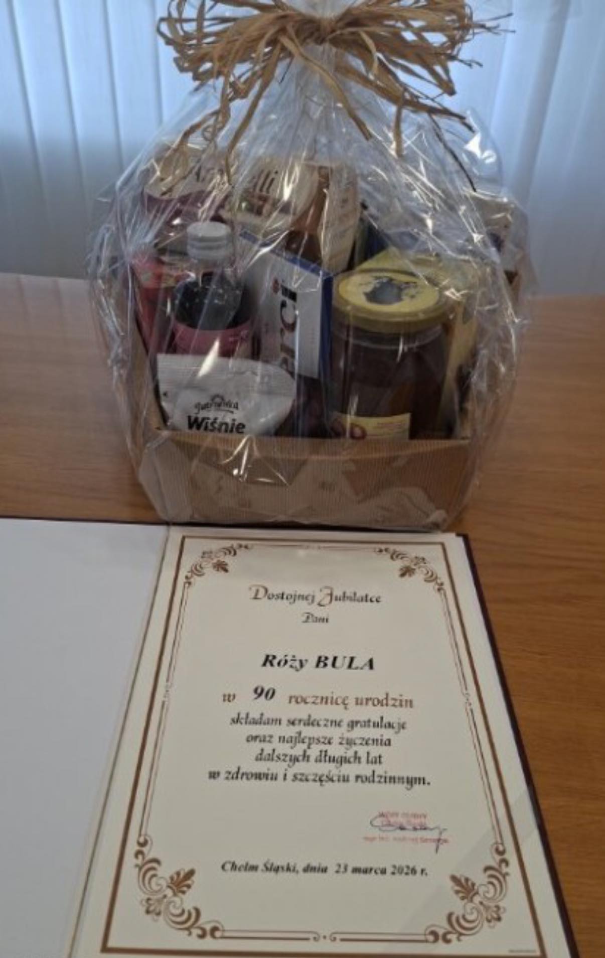 Kosz z poczęstunkiem i pamiątkowy dyplom